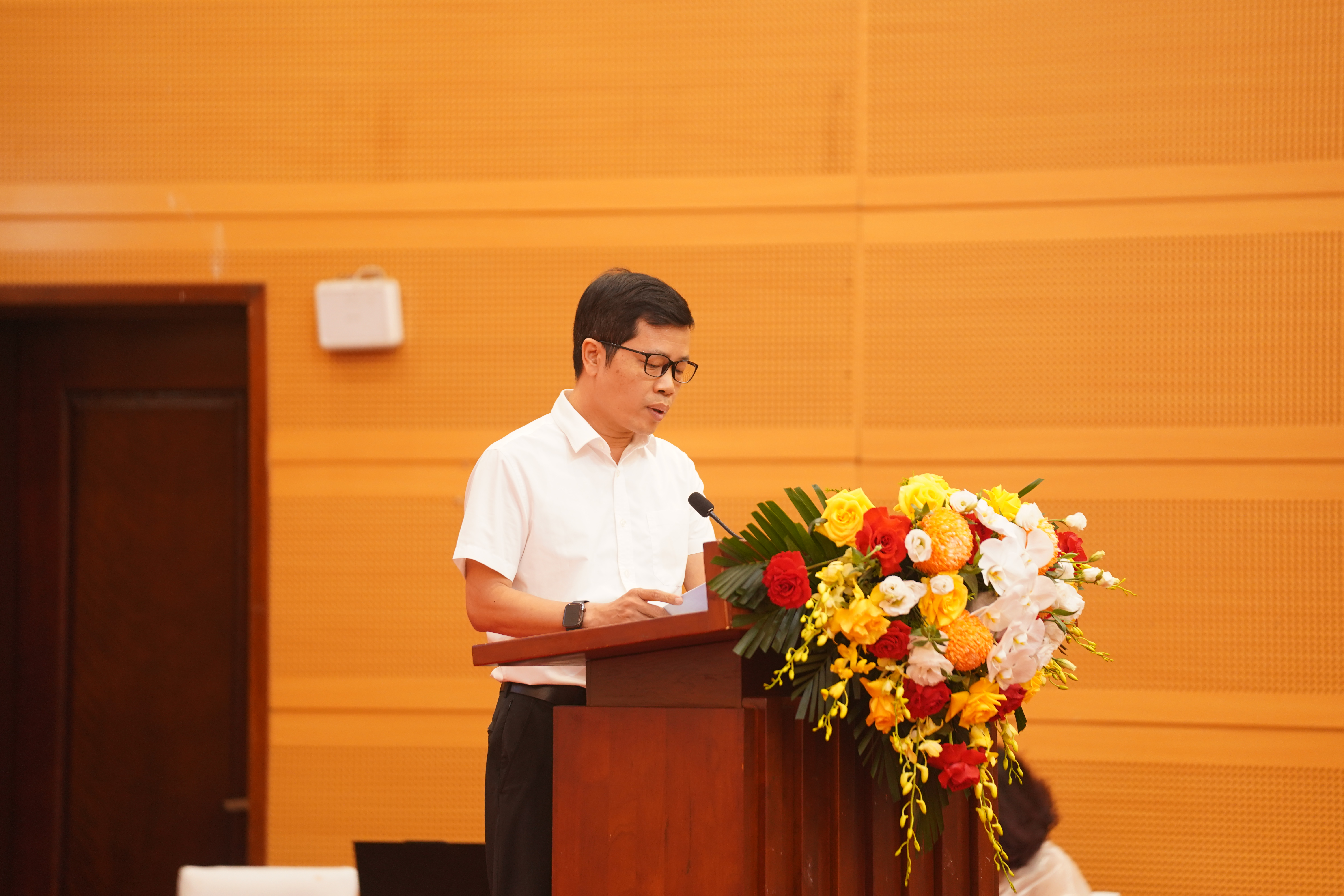 Ông Lê Thanh Tùng (Phó Giám đốc Trung tâm Công nghệ thông tin, Bộ Nội vụ) trình bày về thực trạng và giải pháp phát triển dữ liệu tại Bộ Nội vụ.