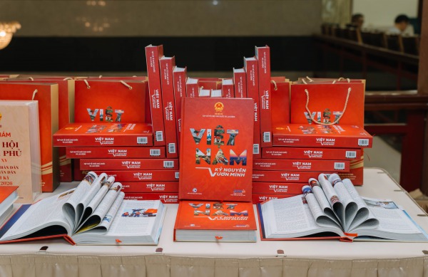 Diễn đàn chính thức giới thiệu ấn phẩm đặc biệt “Việt Nam - Kỷ nguyên vươn mình”.
