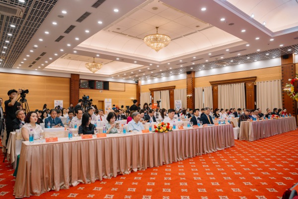 Diễn đàn thu hút đông đảo các chuyên gia, nhà khoa học, nhà nghiên cứu đầu ngành trên nhiều lĩnh vực; các doanh nhân, doanh nghiệp tiêu biểu trong và ngoài nước.